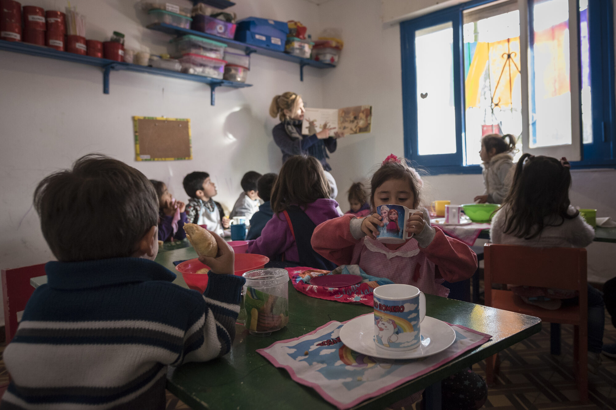 Niñas y niños del jardín de la ETICA durante la merienda