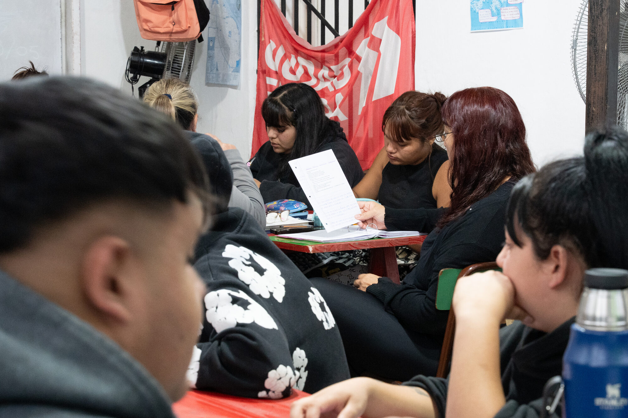 Estudiantes de la Escuela Media de la ETICA durante una clase